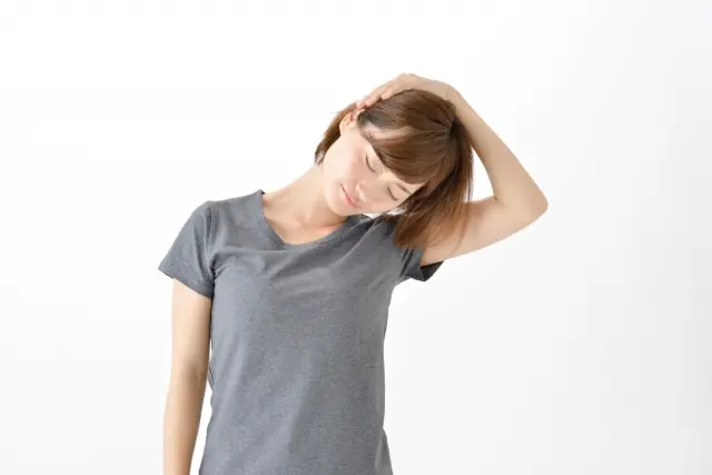 首を横に伸ばすストレッチの様子